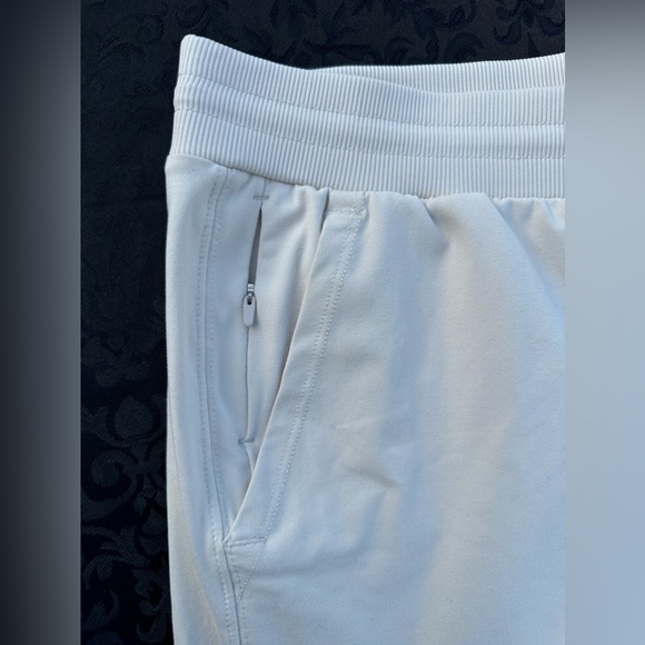 NWT Zella lightweight athletic pants size L
Polyester & Spandex - Picture 7 of 7